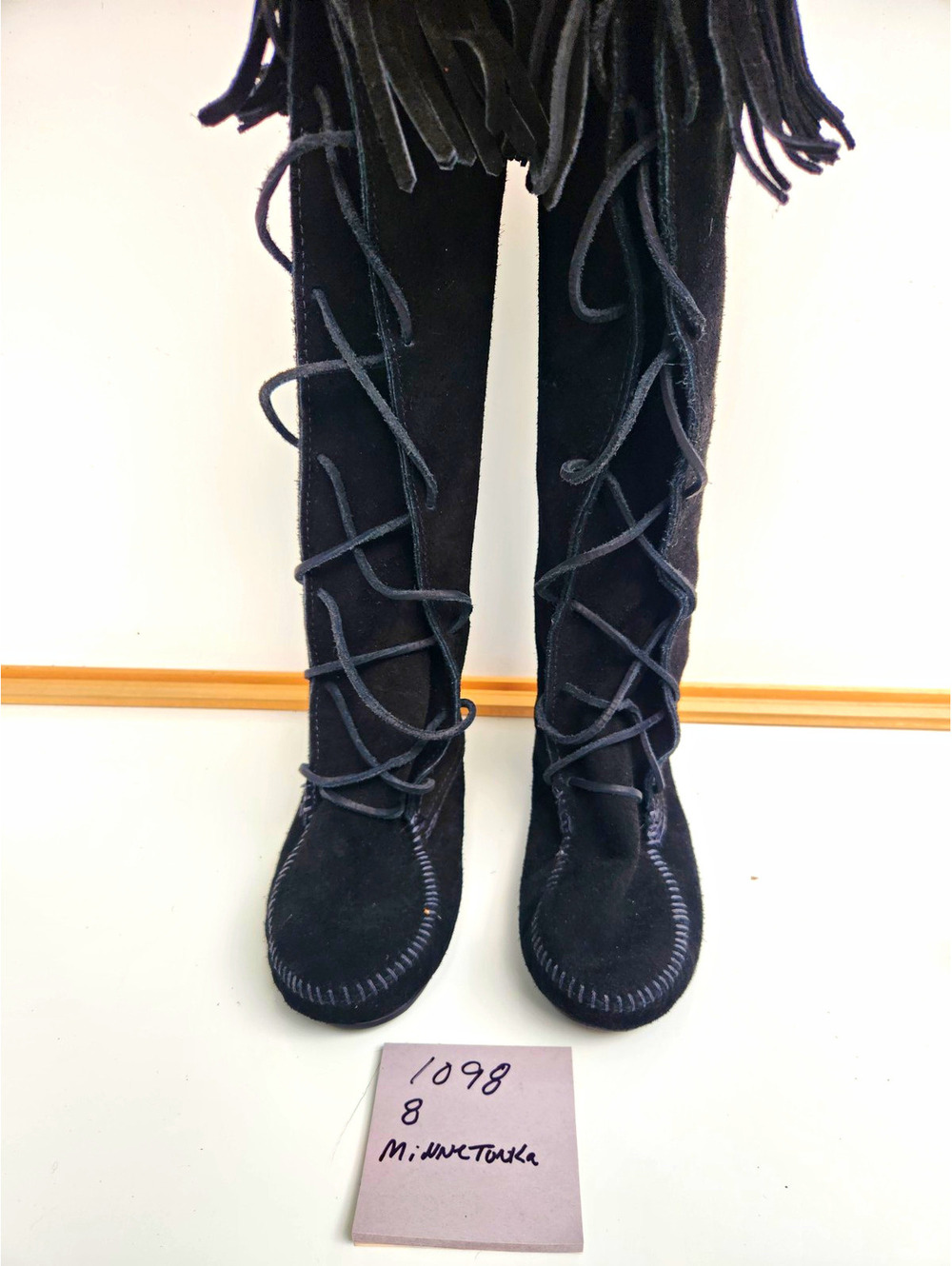 Minnetonka 1429 Women’s Black Suede Fringe Lace-Up Knee High Round Toe Boots 8